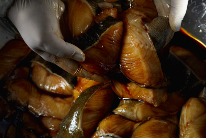 写真：調味料に漬けられている銀鱈の切り身